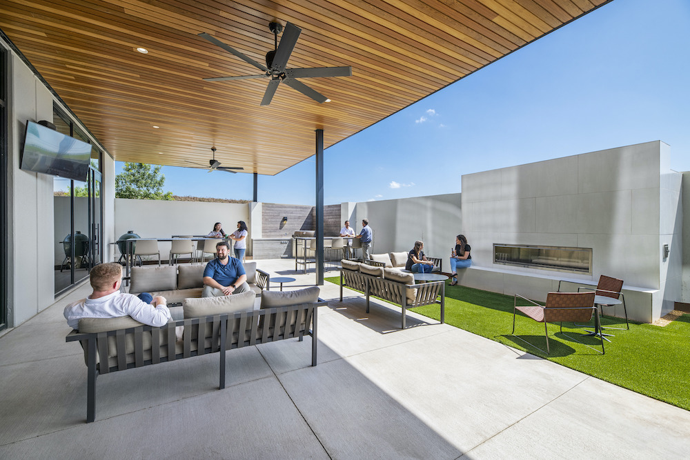 Hybrid Experience outdoor workspace