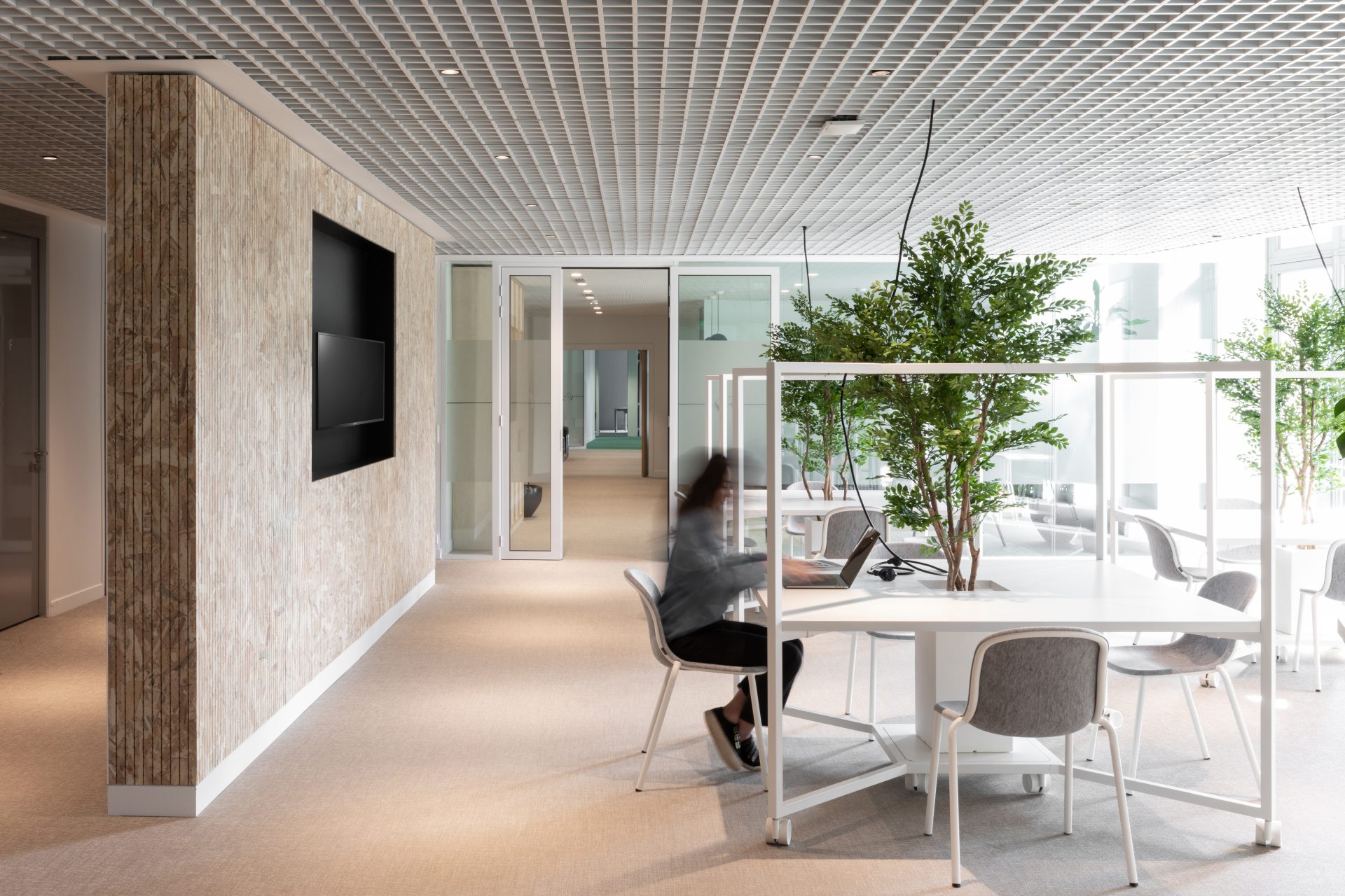 Integrating Public and Private Spaces in Korn Ferry's Paris Office ...
