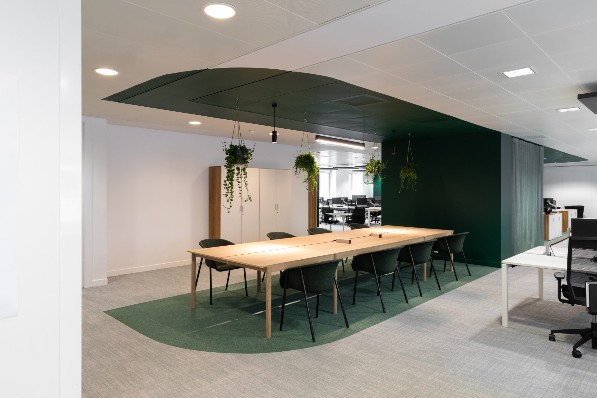 Integrating Public and Private Spaces in Korn Ferry's Paris Office ...