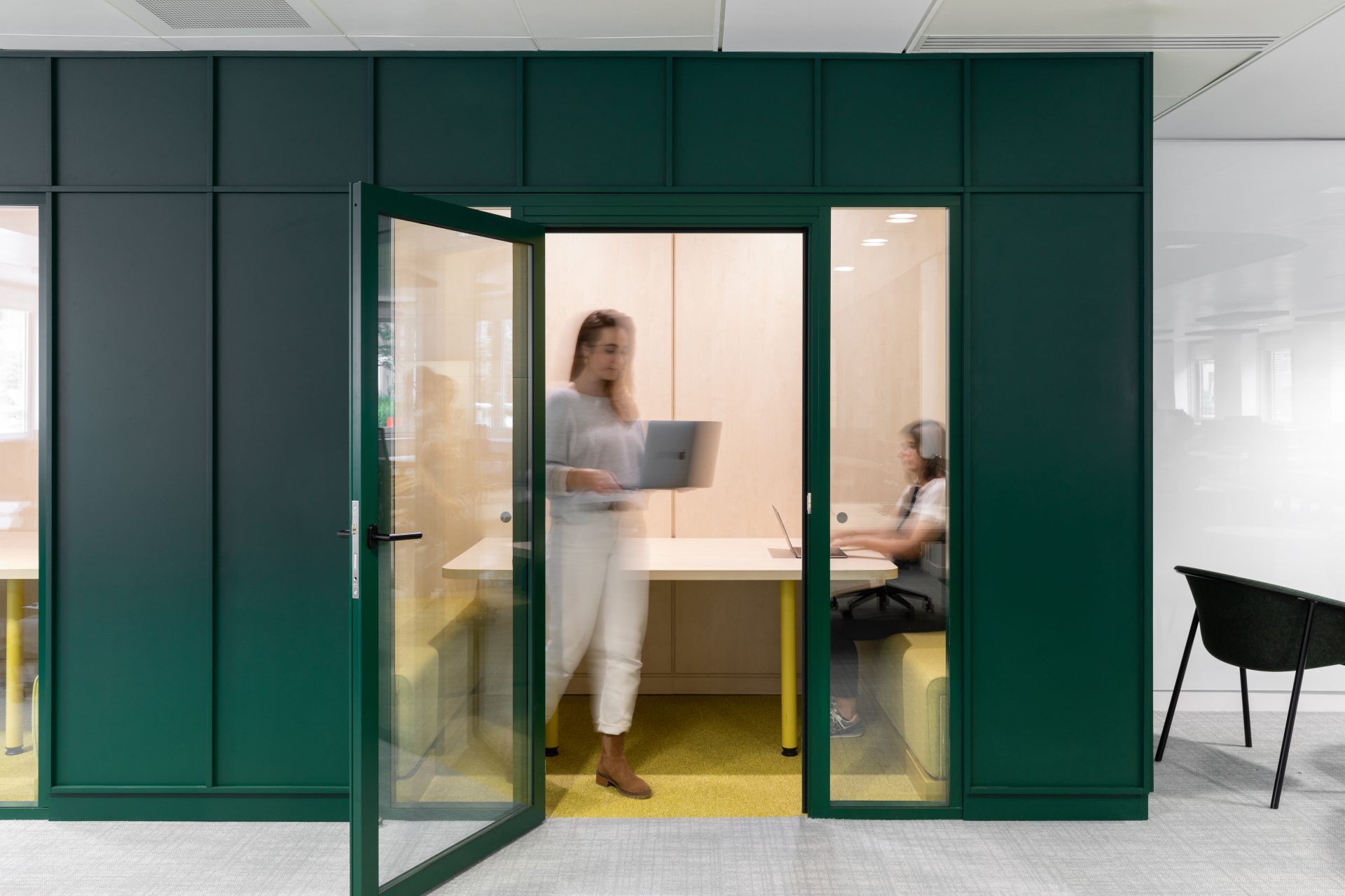 Integrating Public and Private Spaces in Korn Ferry's Paris Office ...